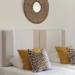 Stylish 3 Bedroom Close To The *