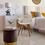 Stylish 3 Bedroom Close To The דירה