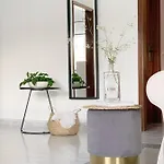 Stylish 3 Bedroom Close To The דירה *