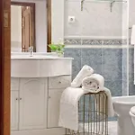 Stylish 3 Bedroom Close To The דירה
