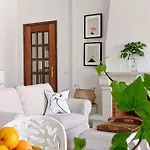 Stylish 3 Bedroom Close To The דירה *