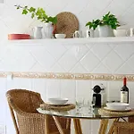 Stylish 3 Bedroom Close To The דירה *