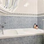 Stylish 3 Bedroom Close To The דירה
