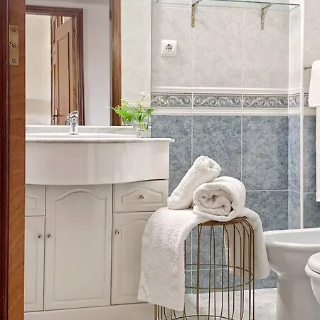 Stylish 3 Bedroom Close To The Apartament