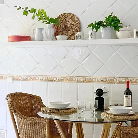 Stylish 3 Bedroom Close To The Apartament *