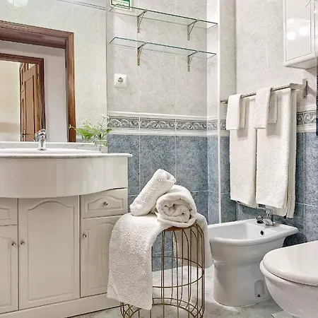 Stylish 3 Bedroom Close To The Apartament