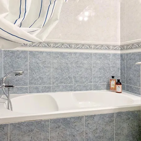Stylish 3 Bedroom Close To The Apartament