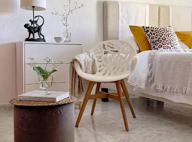 Stylish 3 Bedroom Close To The דירה