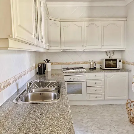 Stylish 3 Bedroom Close To The Appartamento *