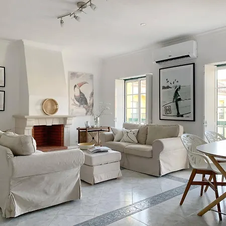 Stylish 3 Bedroom Close To The アパート