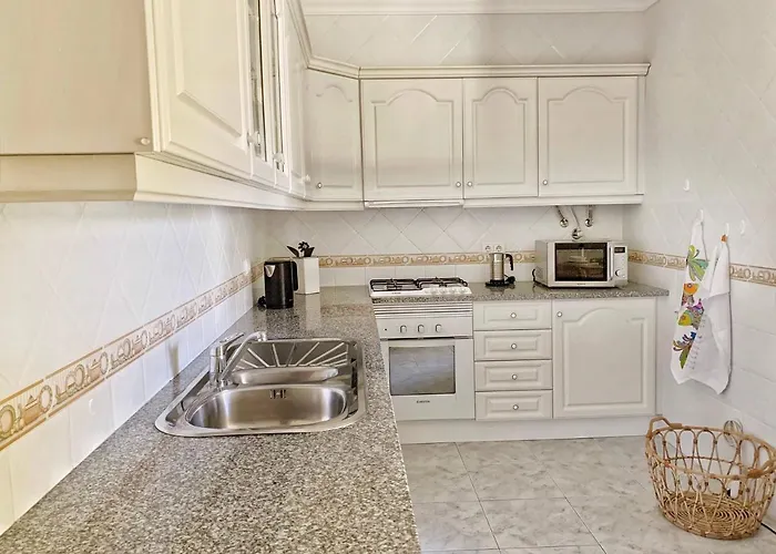 Stylish 3 Bedroom Close To The Appartamento *